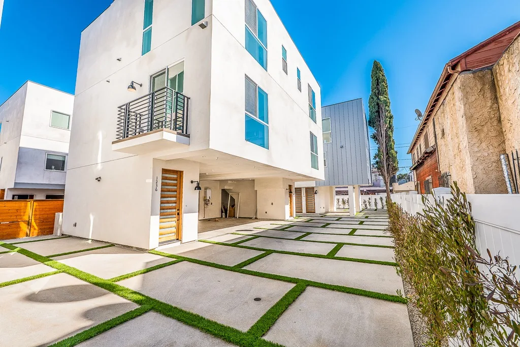 1238 N Beachwood Dr - HsH Prod. -40